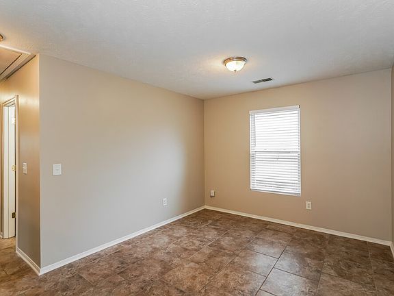 5th image of 2814 Creekbend Dr
