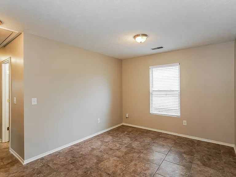 2814 Creekbend Dr — Photo 5