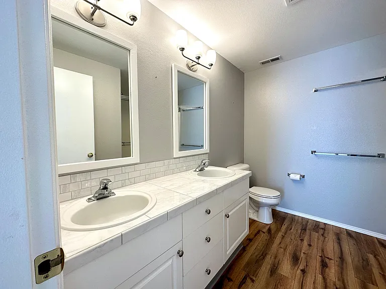 561 NW Mitchell Ct — Photo 11