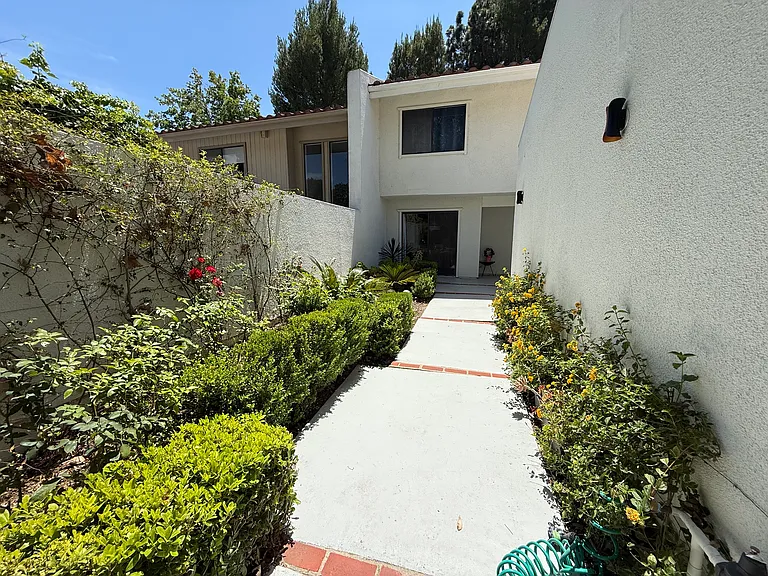 2751 Claray Dr — Photo 2