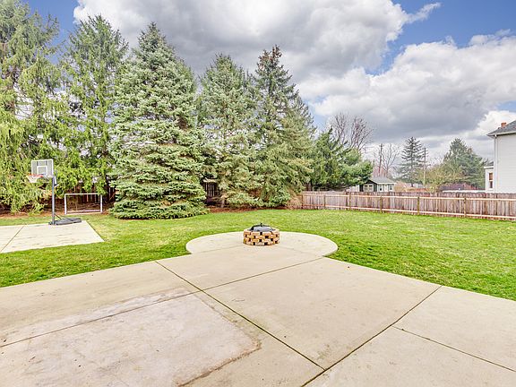Firepit & basketball pad