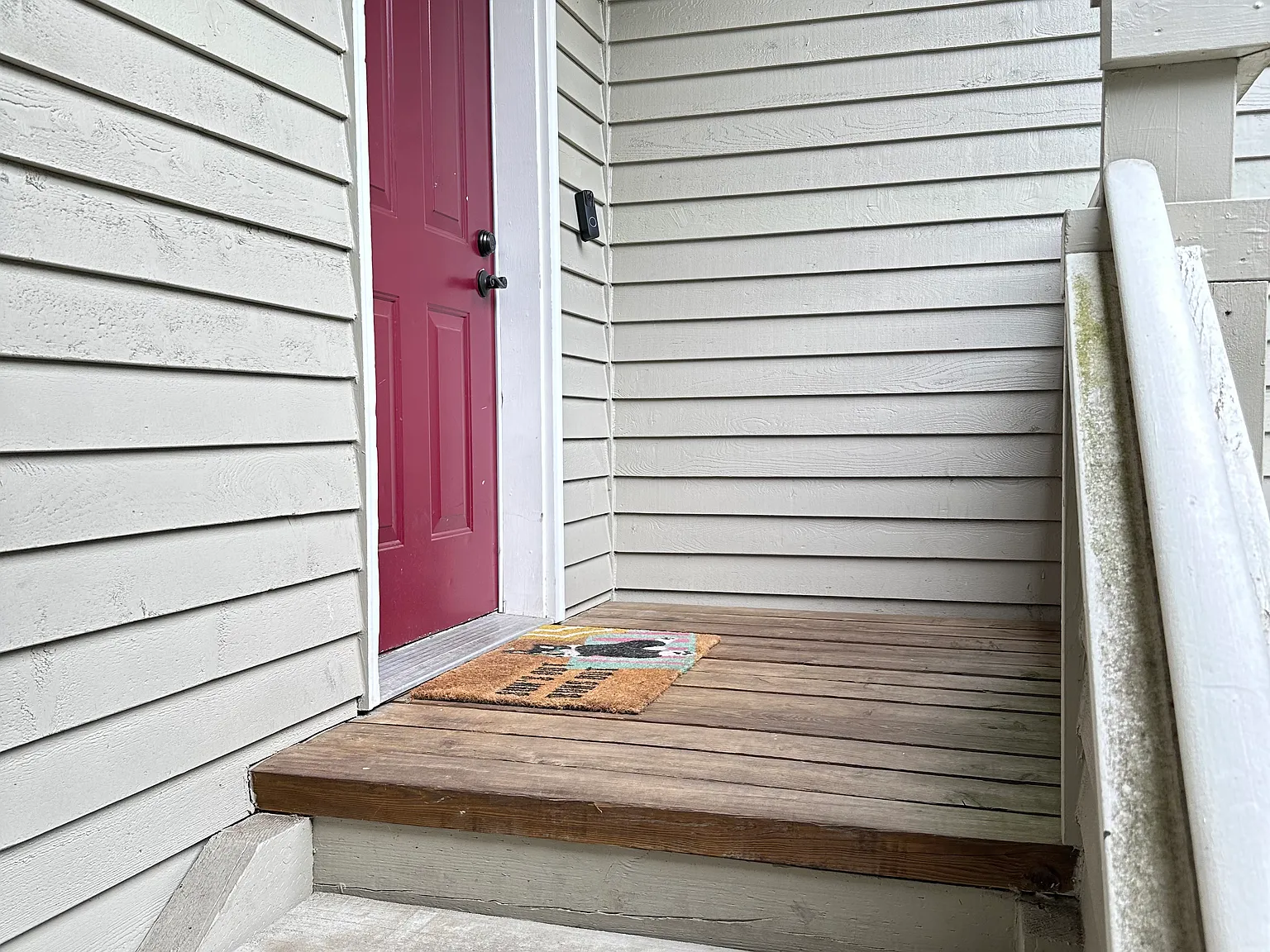 9009 Avondale Rd NE — Photo 2