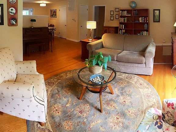 4th image of 110 Woodberry St