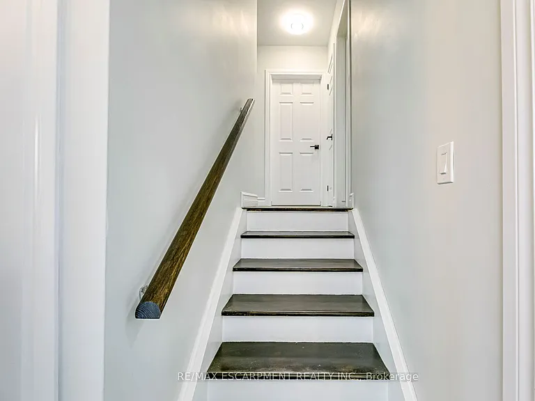 356 Dunlop Cres — Photo 16