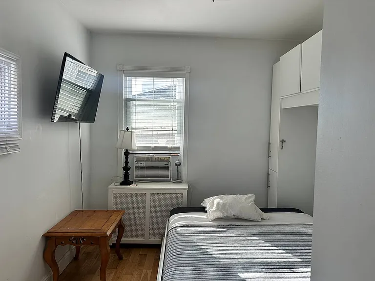 160 E Walnut St — Photo 10