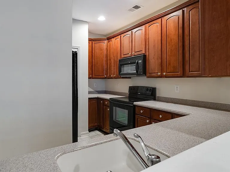 6 Carpenter Ct — Photo 4