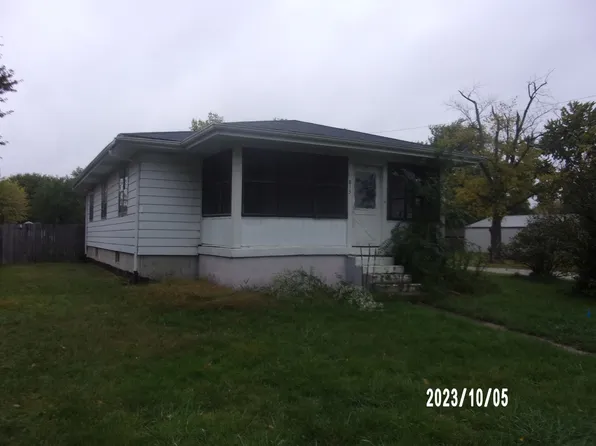 813 N Chicago St, Watseka, IL 60970