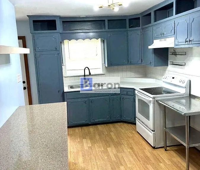 448 Park Dr — Photo 3