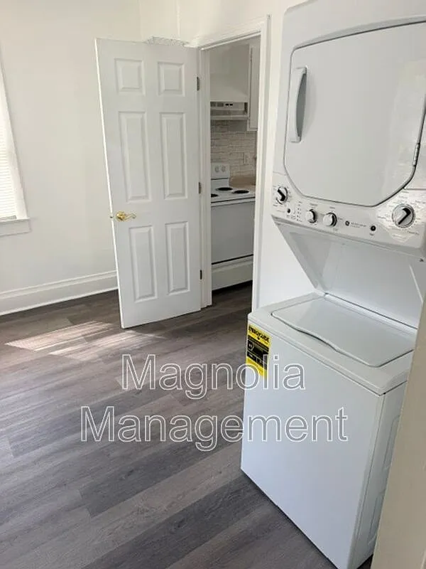 2 bed, 1.0 bath, $995 — Photo 3