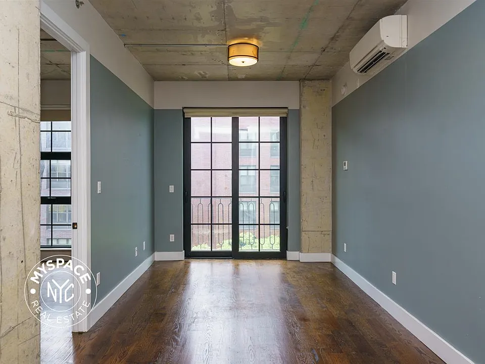 187 Kent Ave #902