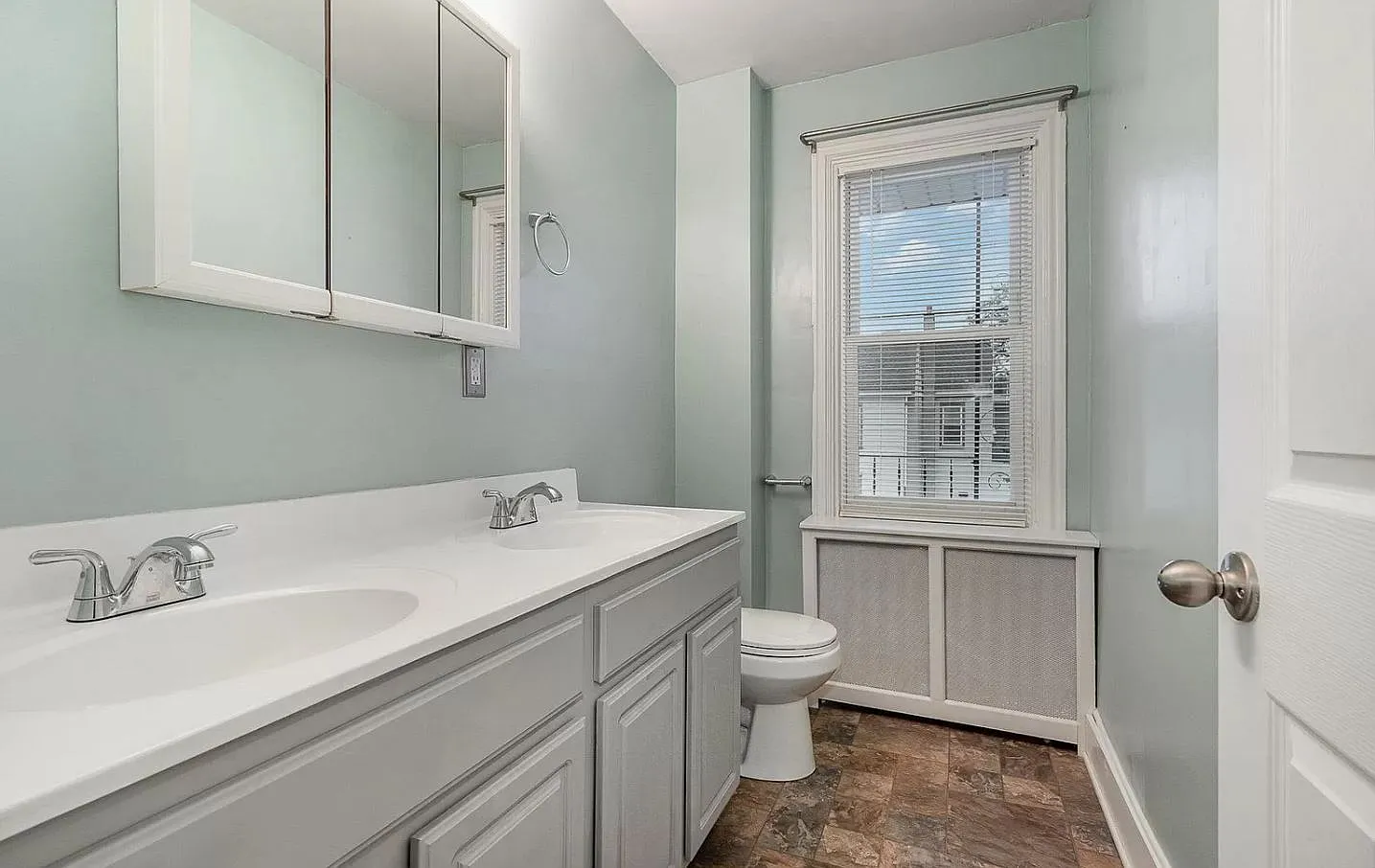 3 bed, 1.5 bath, 1804 sqft, $1,900 — Photo 2