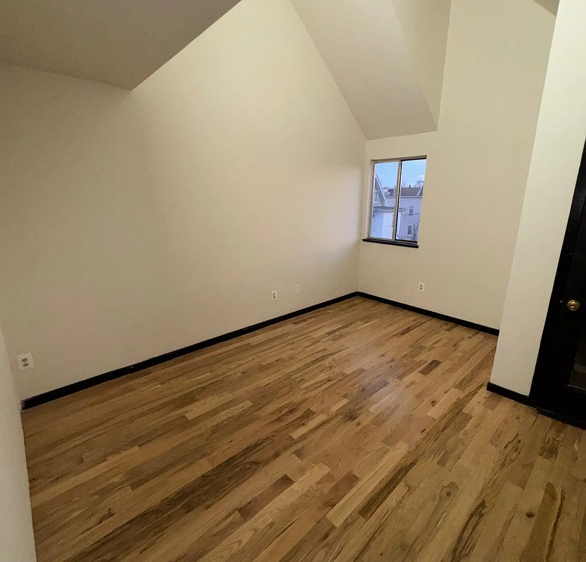 3 bed, 920 sqft, $2,500 — Photo 4