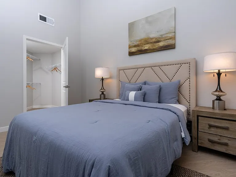 Downtown Ontario Luxury Apartments — Photo 50