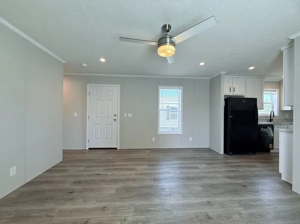 52780 S Zacharias Ct, Chesterfield, MI 48051