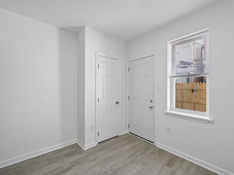 2212 Sears St — Photo 8
