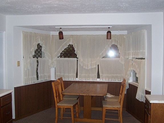 Spacious eat-in kitchen