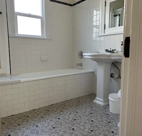 2831 Rowena Ave — Photo 7