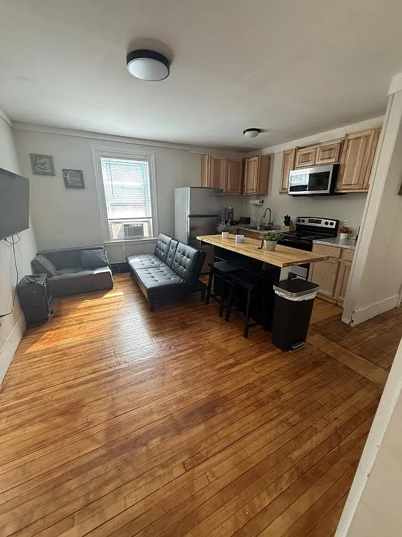 628 Burgess St — Photo 4