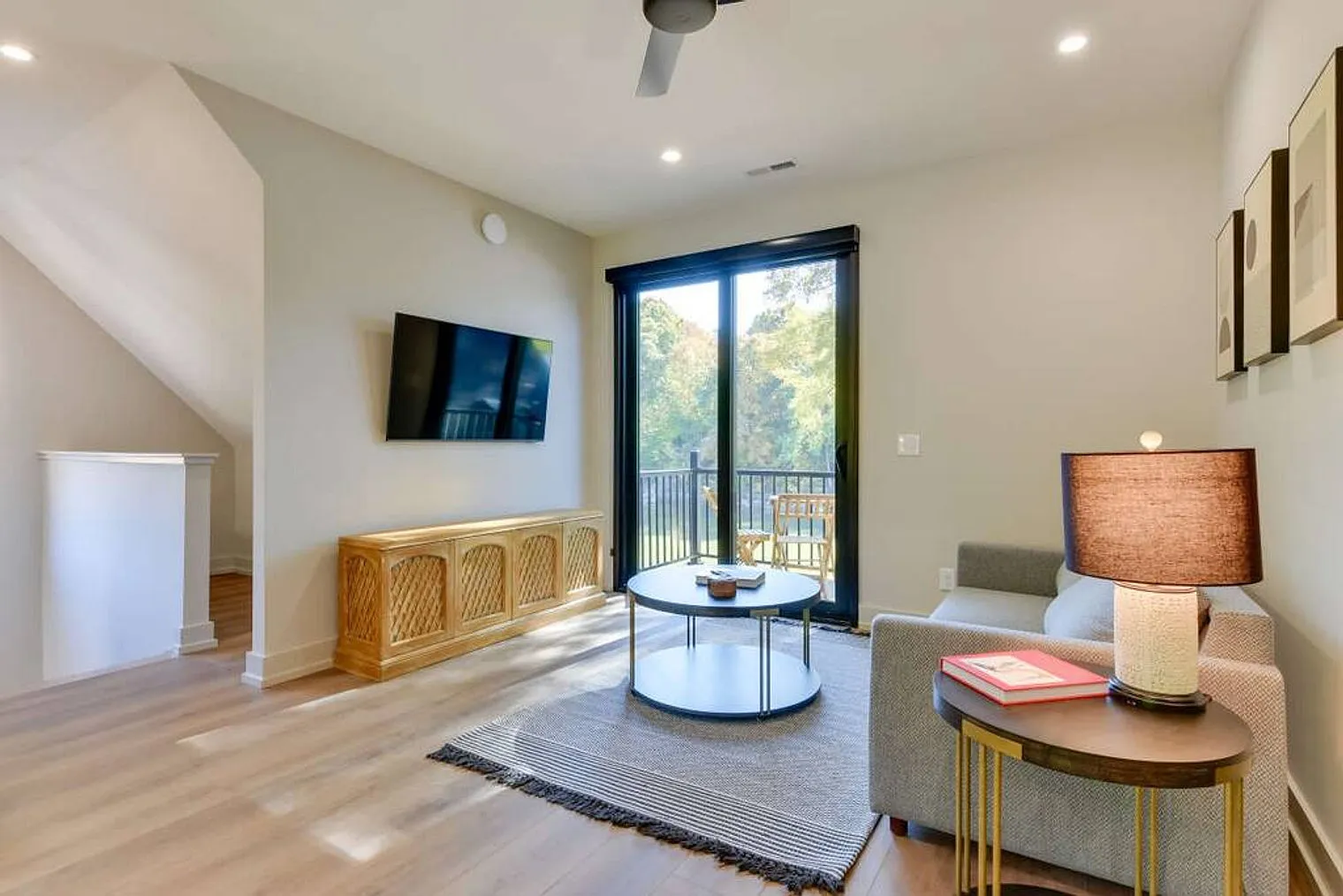 1 bed, 1.0 bath, 742 sqft, $2,301 — Photo 3