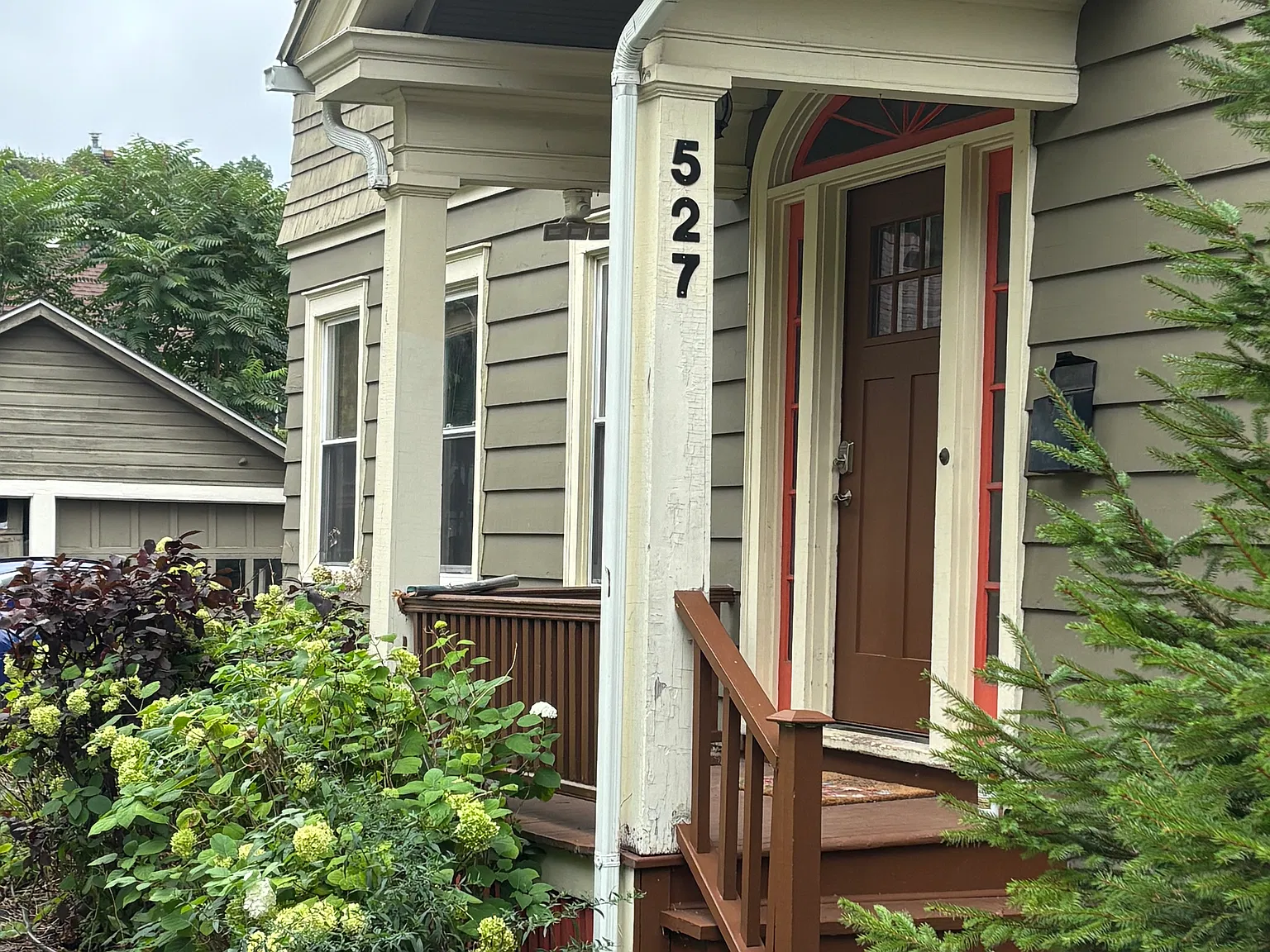 3 bed, 2.5 bath, 1896 sqft, $3,300 — Photo 2