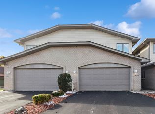 9035 W 111th St APT E, Palos Hills, IL 60465