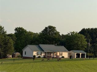 135 Blueridge View Ln, Mount Airy, NC 27030