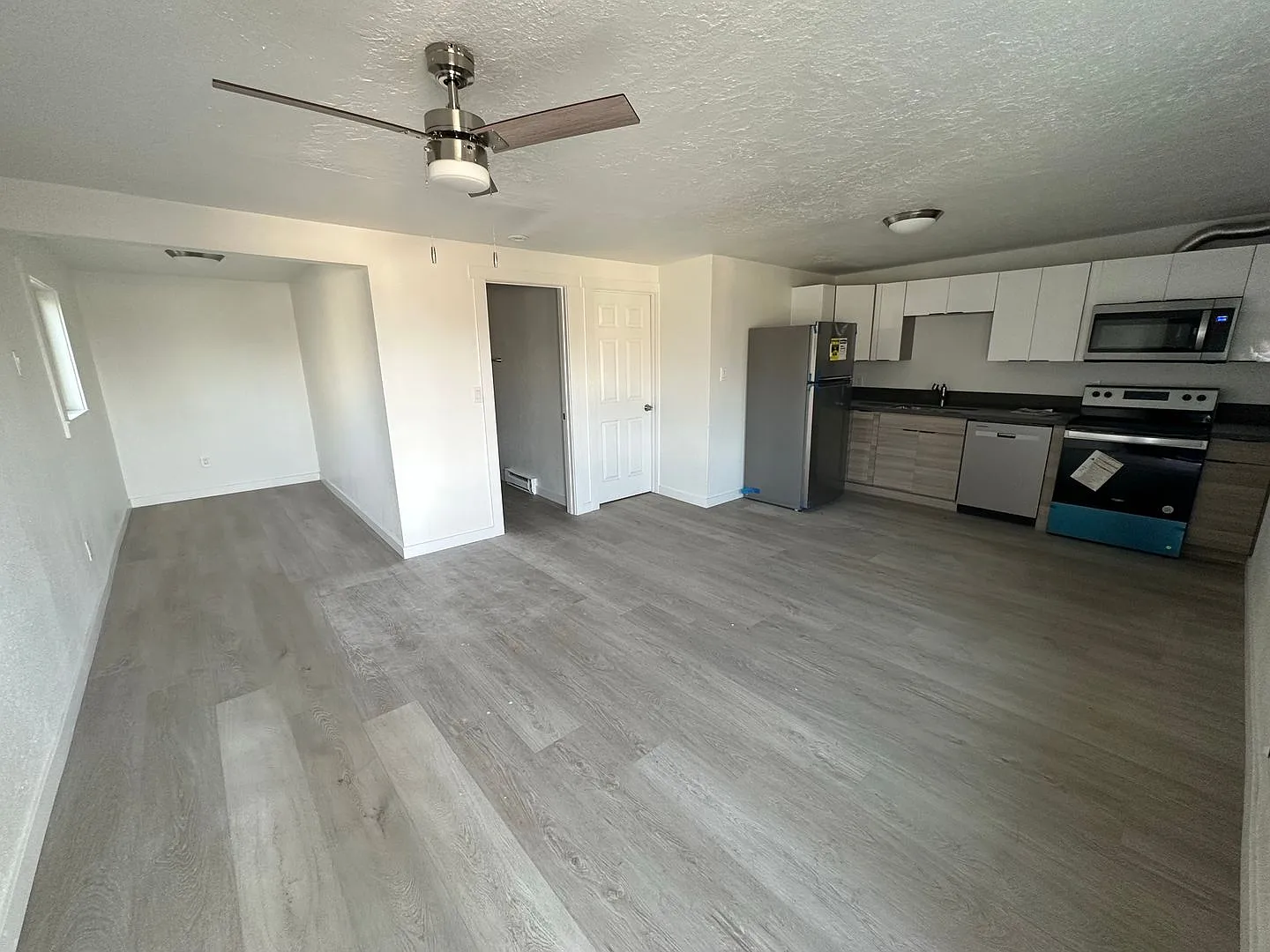 Cozy Renovated One Bedroom, Corner Unit!! — Photo 3