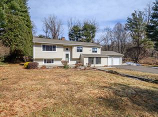 20 Little Brook Ln, Newtown, CT 06470