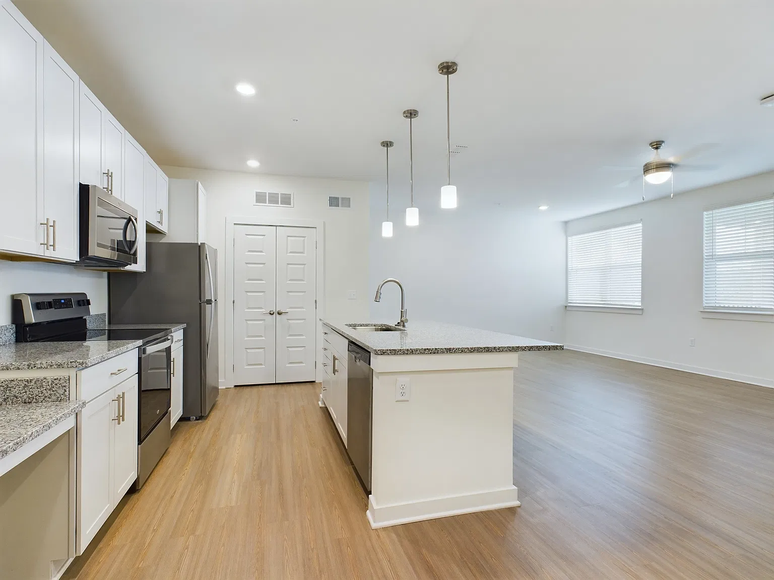 1 bed, 833 sqft, $1,409 — Photo 1