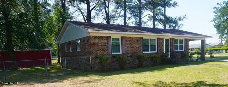 3 bed, 2.0 bath, 1206 sqft, $1,900 — Photo 2