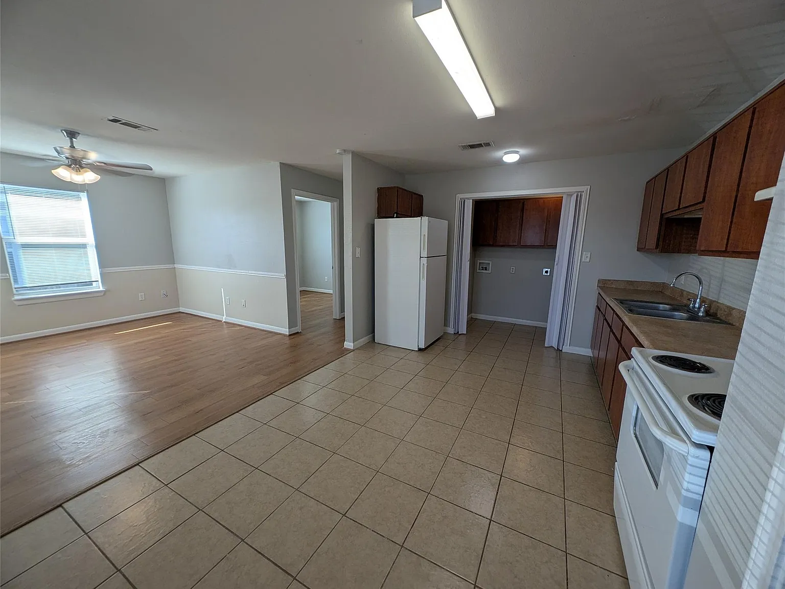 3 bed, 1.0 bath, 1000 sqft, $1,270 — Photo 3