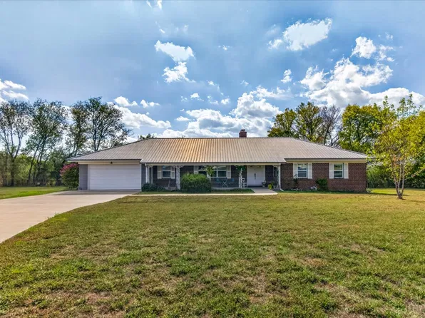 1019 Country Club Dr, Nowata, OK 74048