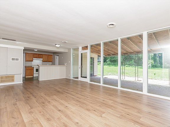 4th image of 6800 Friarwood Dr