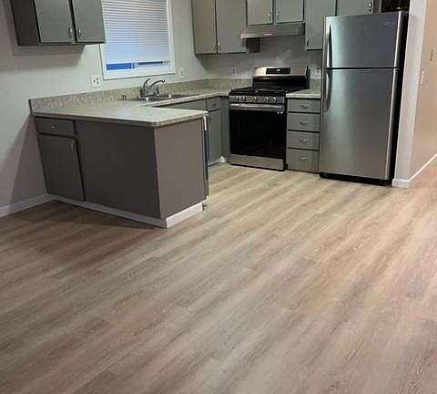 New appliances, new wood floorng.