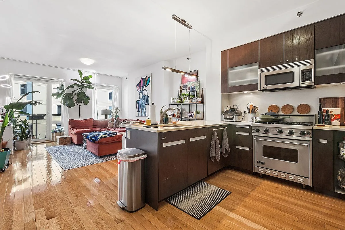 454 W 54th St APT 4K photo 1