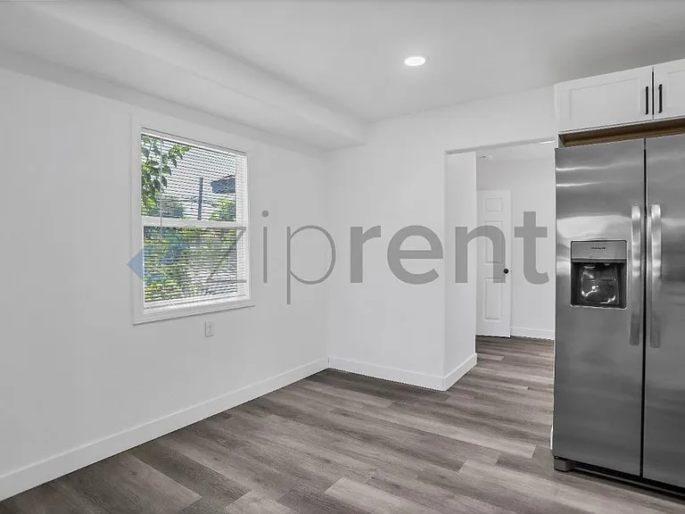 503 W Fountain Way — Photo 9