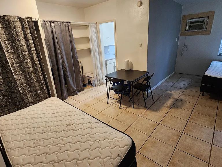 715 SW 4th St #4 — Photo 7