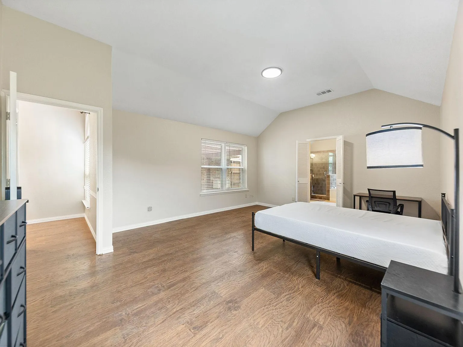 4 bed, 3.0 bath, 2405 sqft, $1,274 — Photo 2
