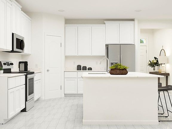 3rd image of 71 MANISTIQUE Avenue