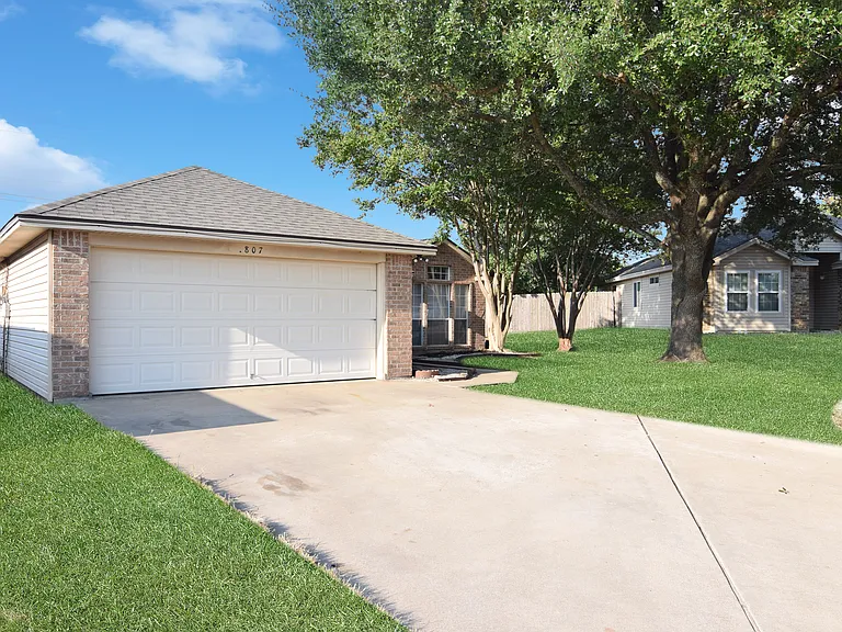 807 Hartrick Cir — Photo 2