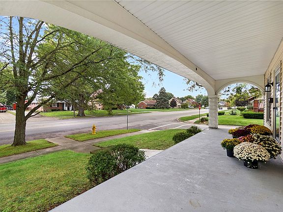 5th image of 800 E Main St