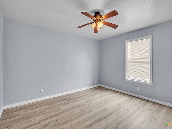 This room has a Jack&Jill door system connecting it to the bathroom.