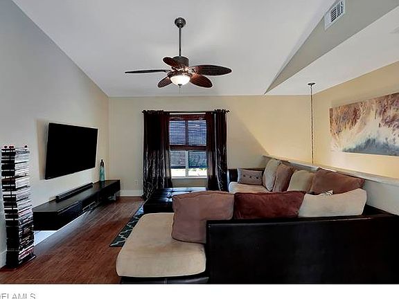 3rd image of 27632 Franklin St