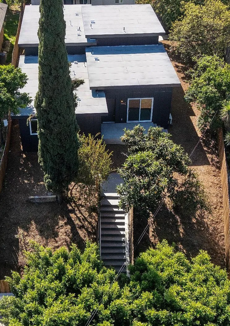 2 bed, 840 sqft, $3,250 — Photo 1