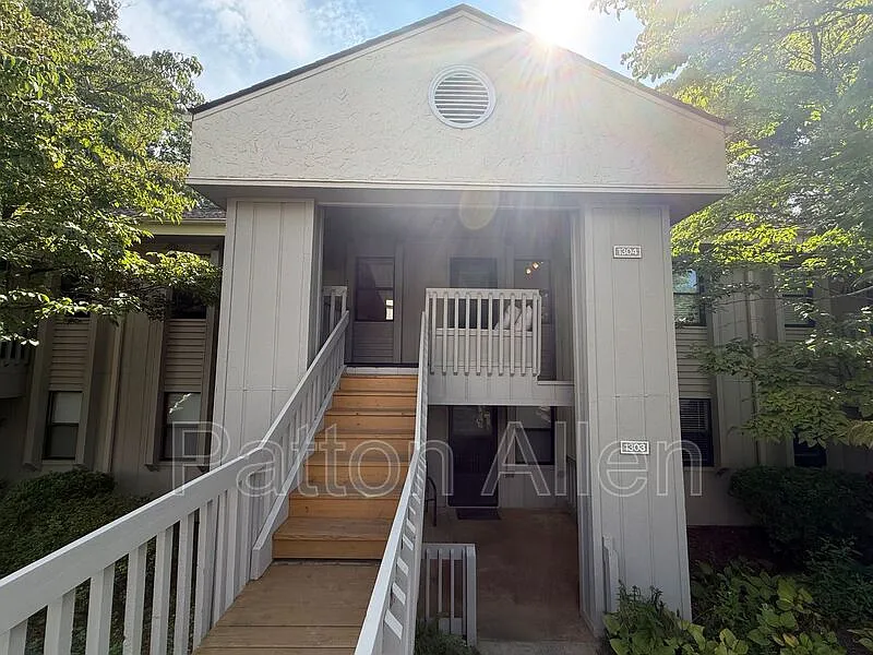 2 bed, 2.0 bath, 988 sqft, $1,449 — Photo 2
