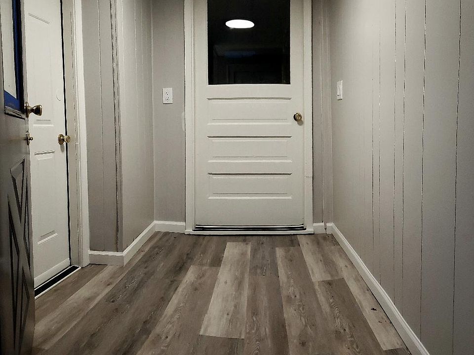 Enclosed back porch/Back entrance