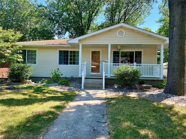 824 Esther Ave, Wood River, IL 62095