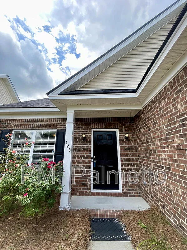 3 bed, 2.0 bath, 1600 sqft, $2,395 — Photo 2