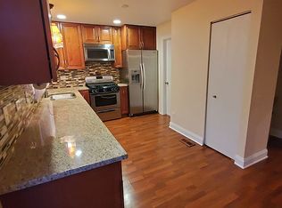 121 E Shag Bark Ln, Streamwood, IL 60107