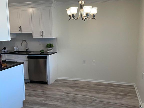 4th image of 1152E Argyll Circle